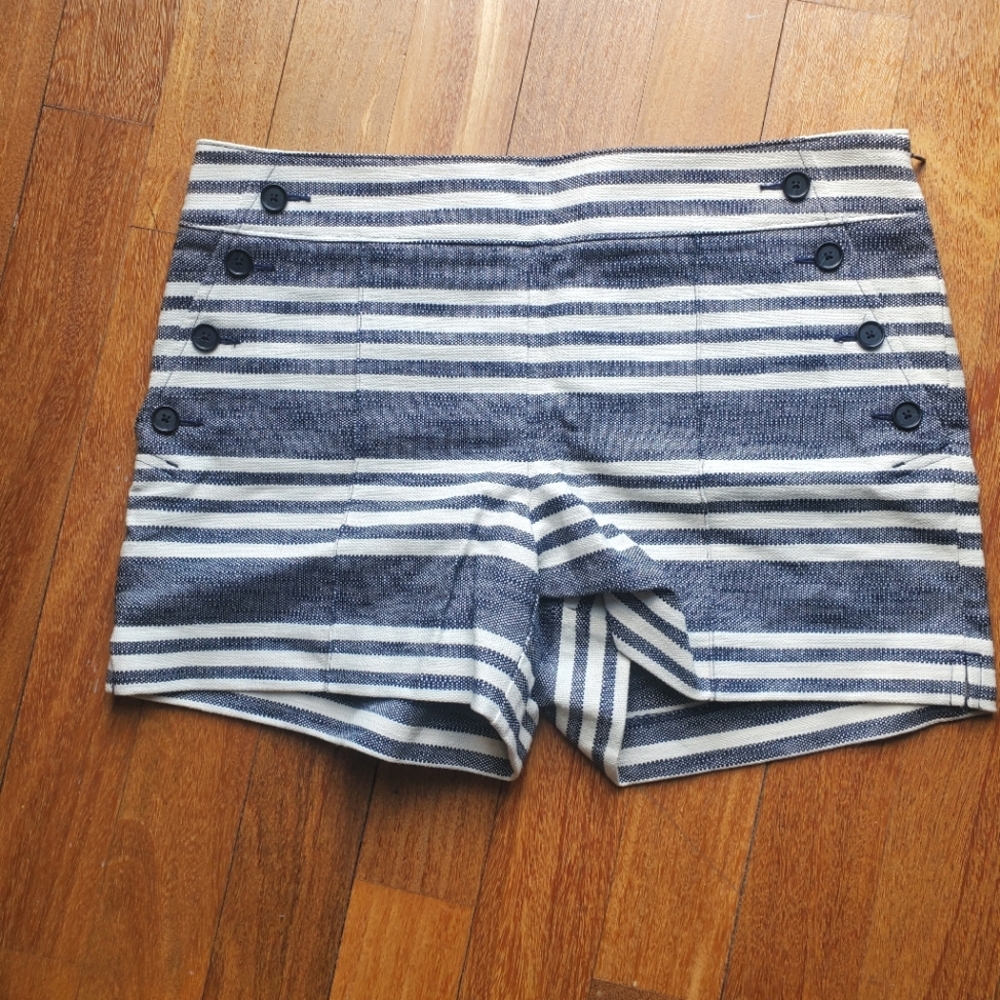 LOFT Riveria 4" boat shorts blue & white. Button details. Size 8 lightly worn